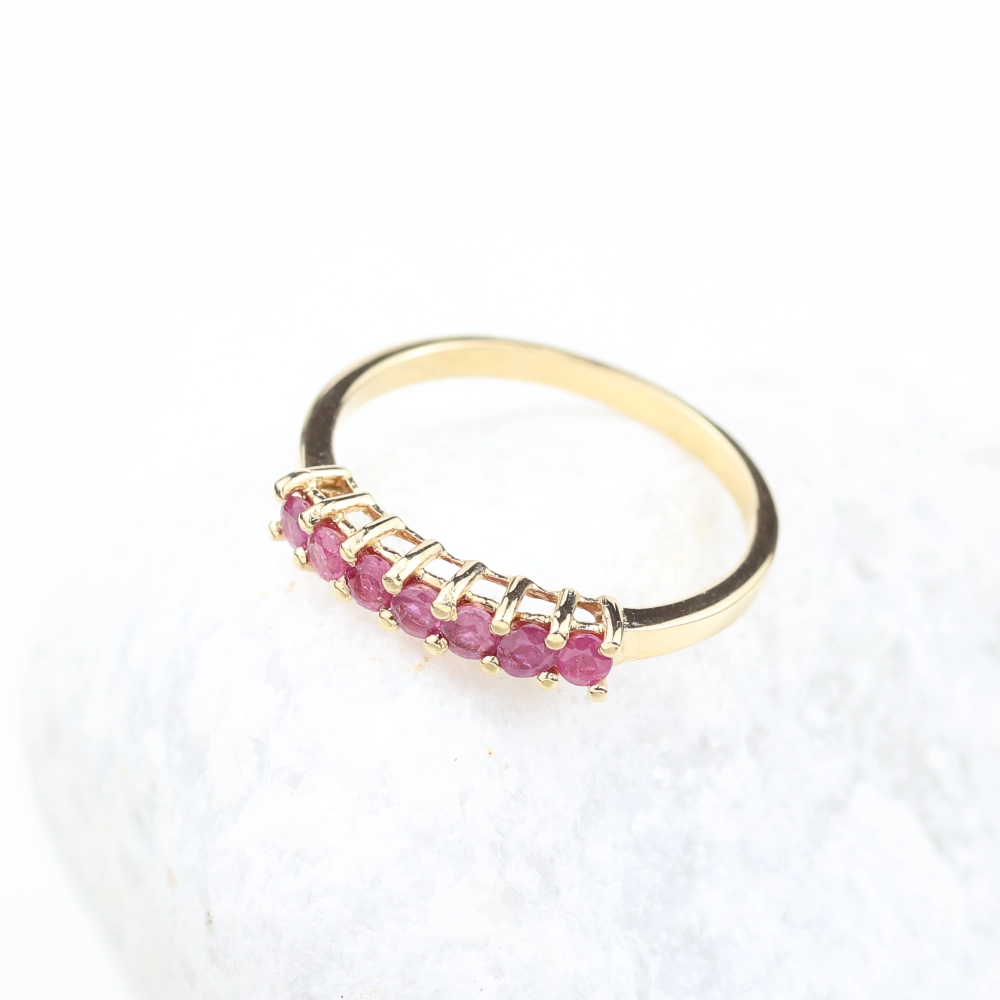 Anillo media alianza de 7 rubíes en oro amarillo de 18K – 0,56 ct