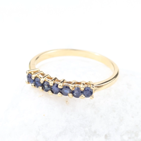 Anillo media alianza de 7 zafiros azules en oro amarillo de 18K – 0,56 ct