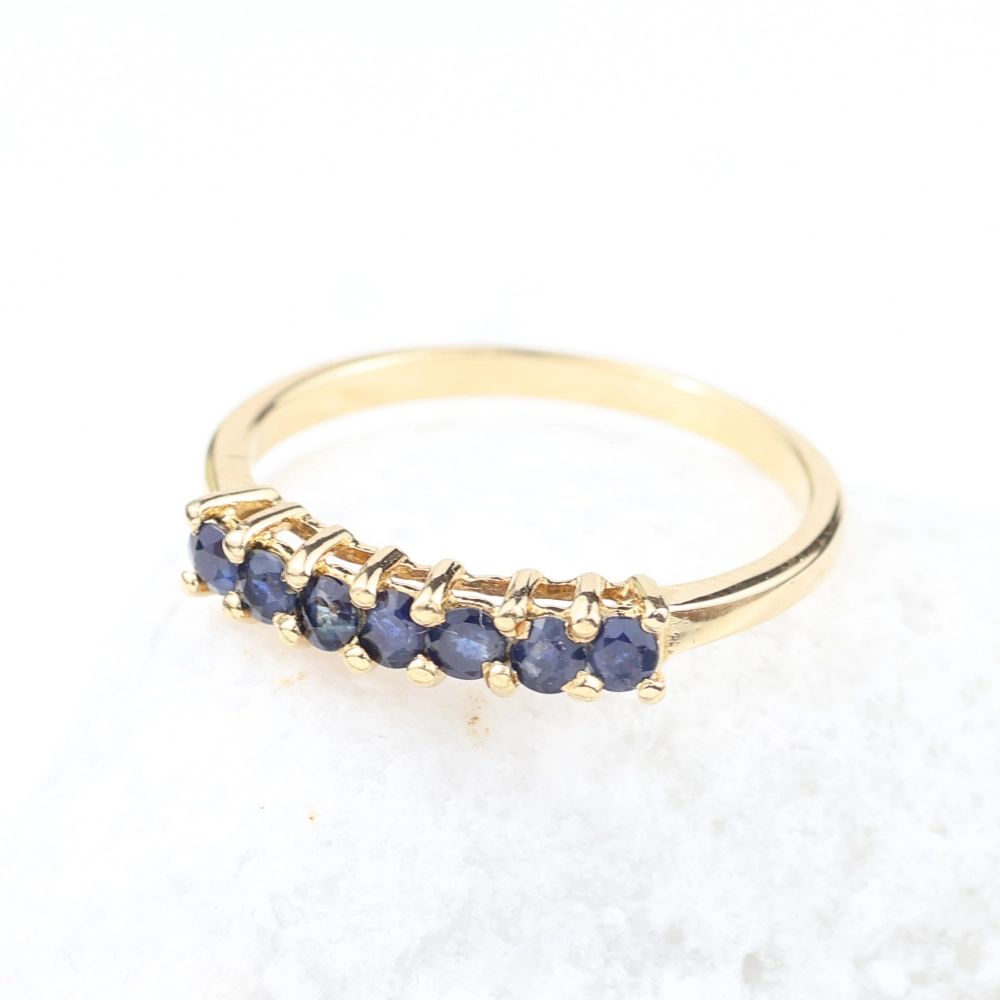 Anillo media alianza de 7 zafiros azules en oro amarillo de 18K – 0,56 ct