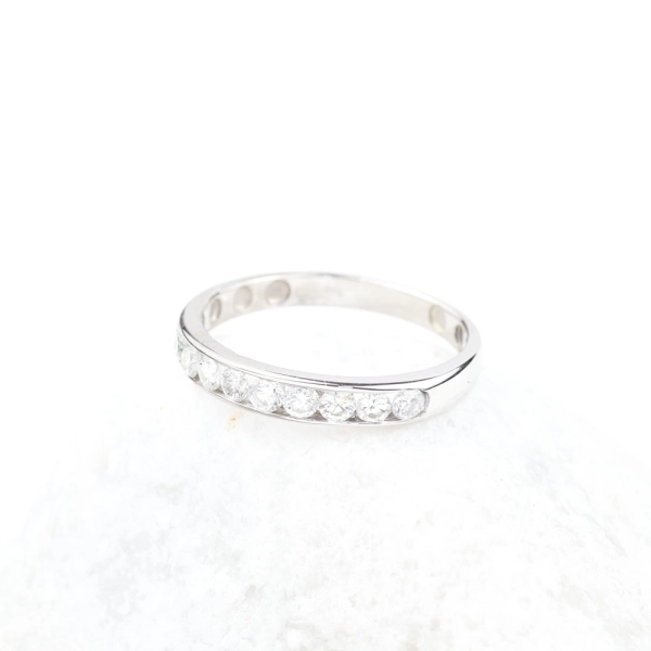 Anillo media alianza de 9 diamantes en oro blanco 18K – 0,45 ct