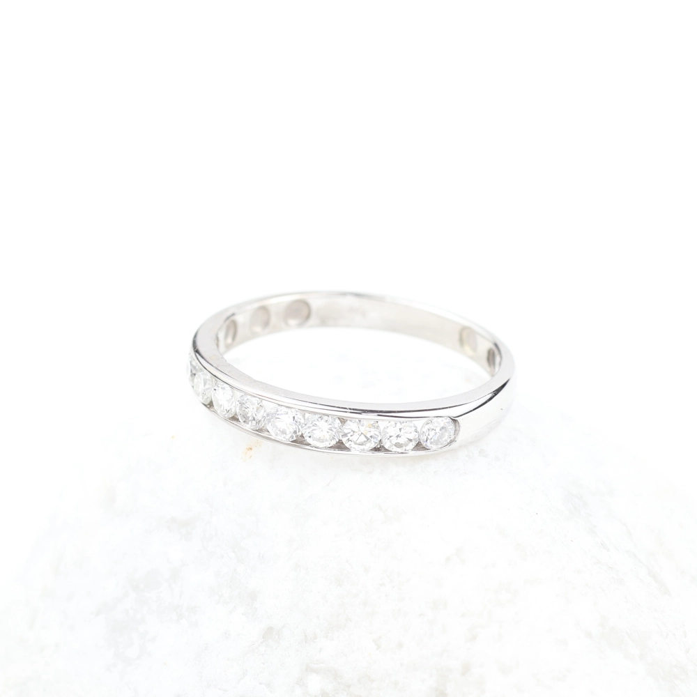 Anillo media alianza de 9 diamantes en oro blanco 18K – 0,45 ct