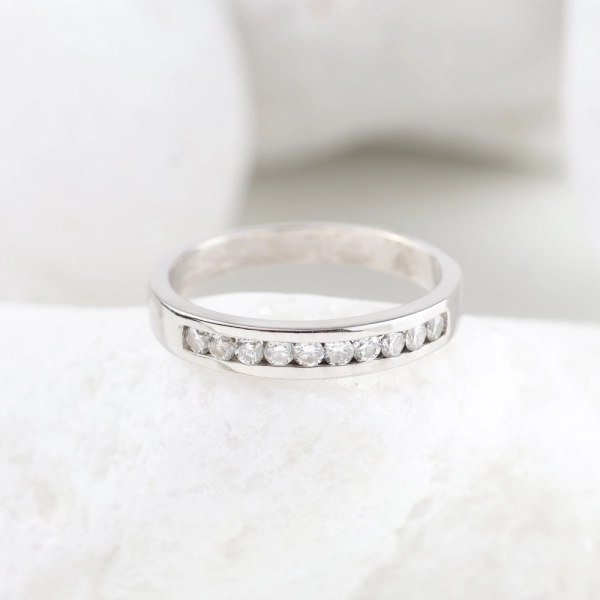 Anillo media alianza de diamantes 0,30 ct en oro blanco 18K