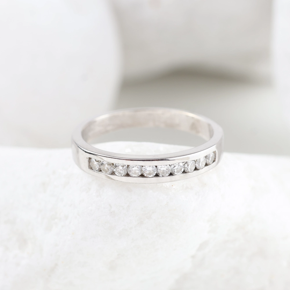 Anillo media alianza de diamantes 0,30 ct en oro blanco 18K