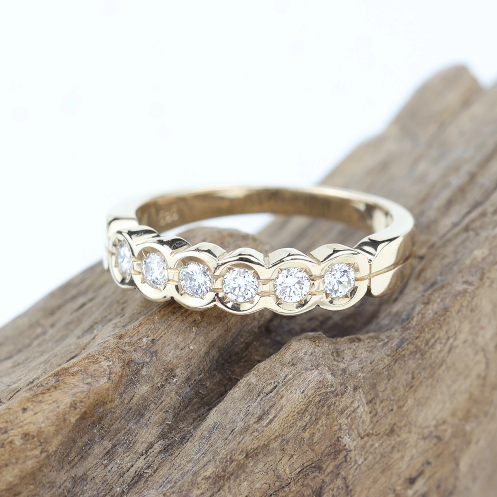 Anillo media alianza de diamantes en oro amarillo de 14K – 0,42 ct