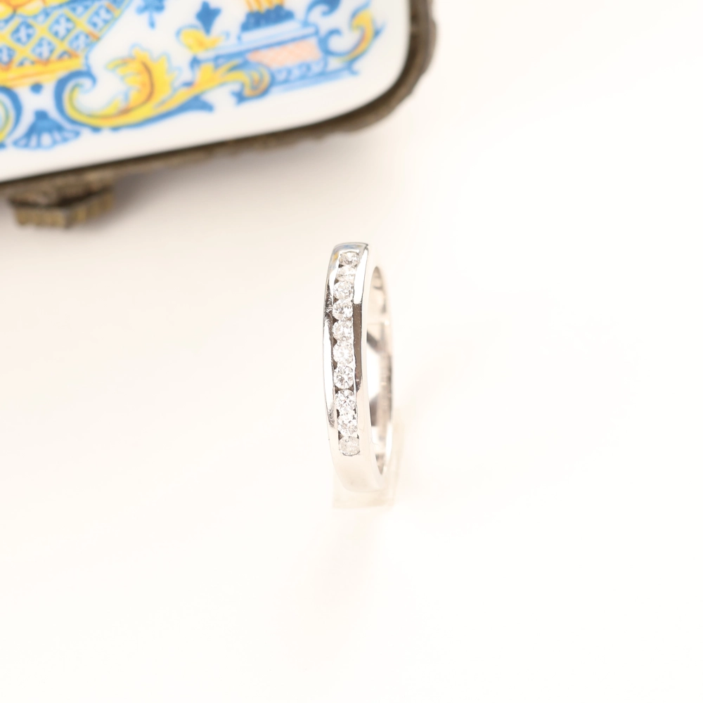 Anillo media alianza de diamantes en oro blanco 18K – 0,30 ct talla brillante