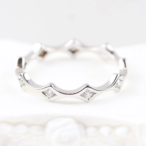 Anillo ondulado con diamantes en oro blanco 18K