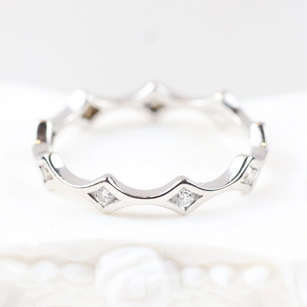 Anillo ondulado con diamantes en oro blanco 18K