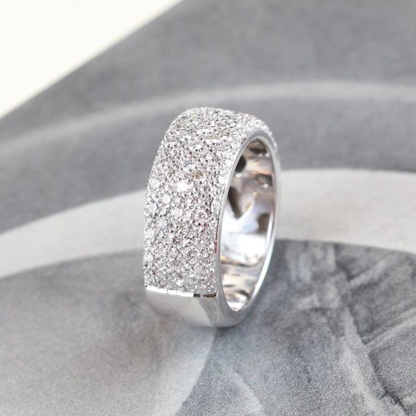 Anillo pavé de diamantes en oro blanco 18K