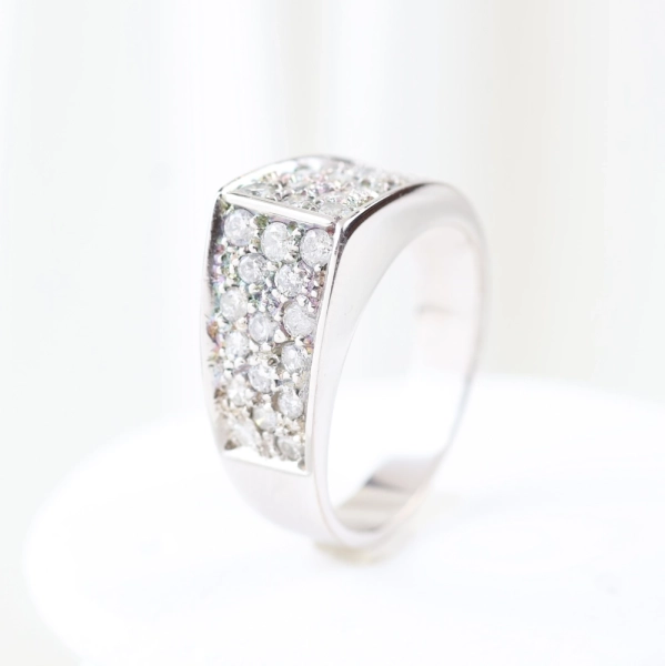 Anillo pavé de diamantes en oro blanco 18K