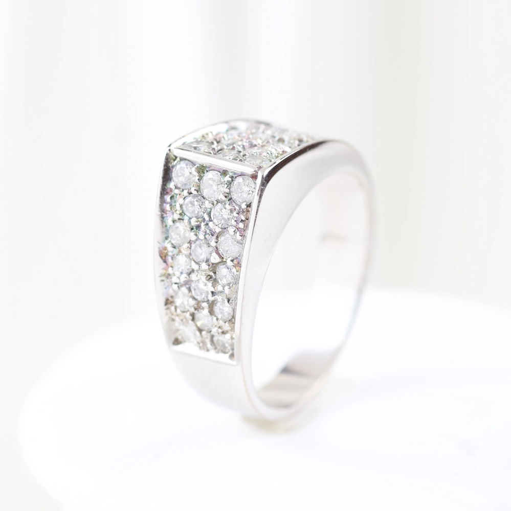 Anillo pavé de diamantes en oro blanco 18K