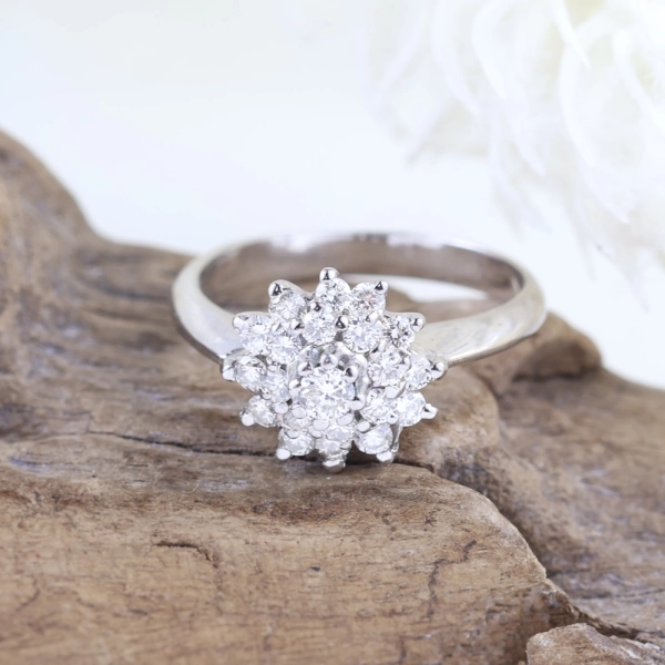 Anillo roseta de diamantes 0,64 ct en oro blanco 18K