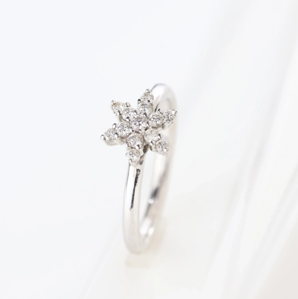 Anillo roseta de diamantes en oro blanco 18K