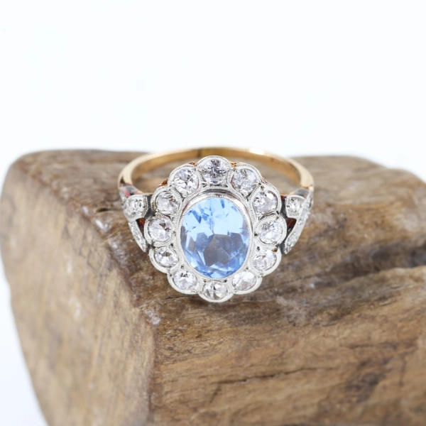 Anillo roseta vintage con espinela azul y diamantes en oro 18K y platino