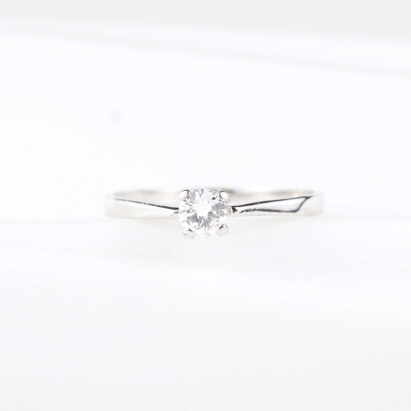 Anillo solitario 4 garras de oro blanco con diamante