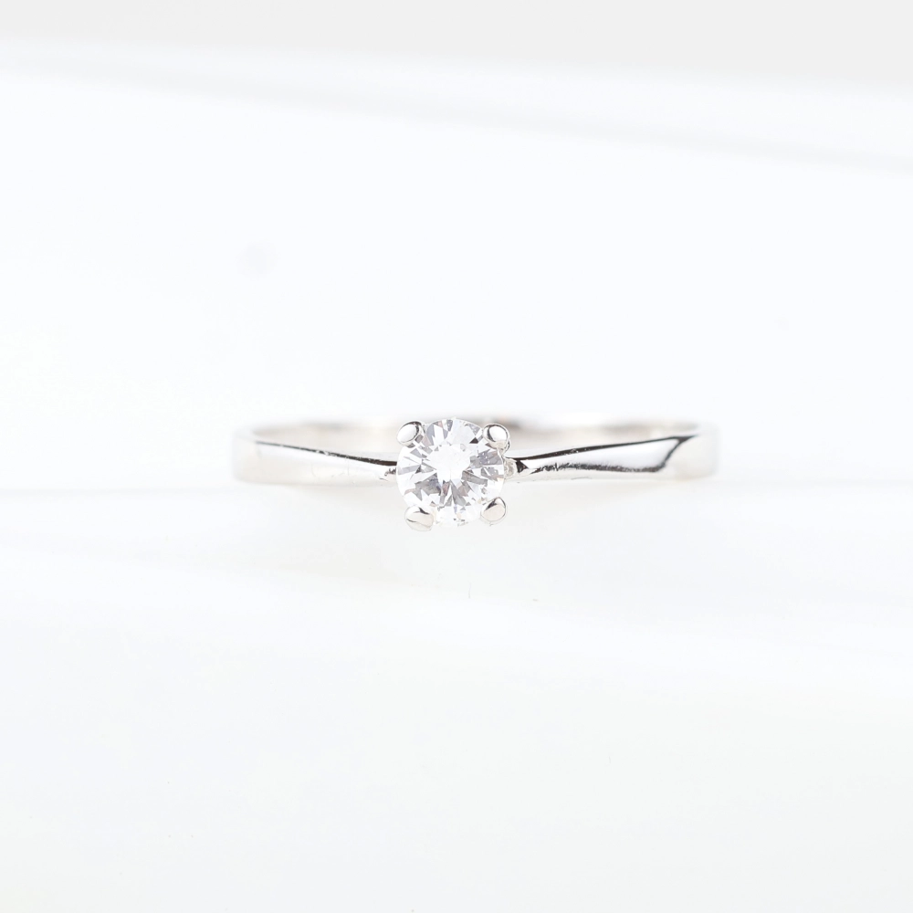 Anillo solitario 4 garras de oro blanco con diamante