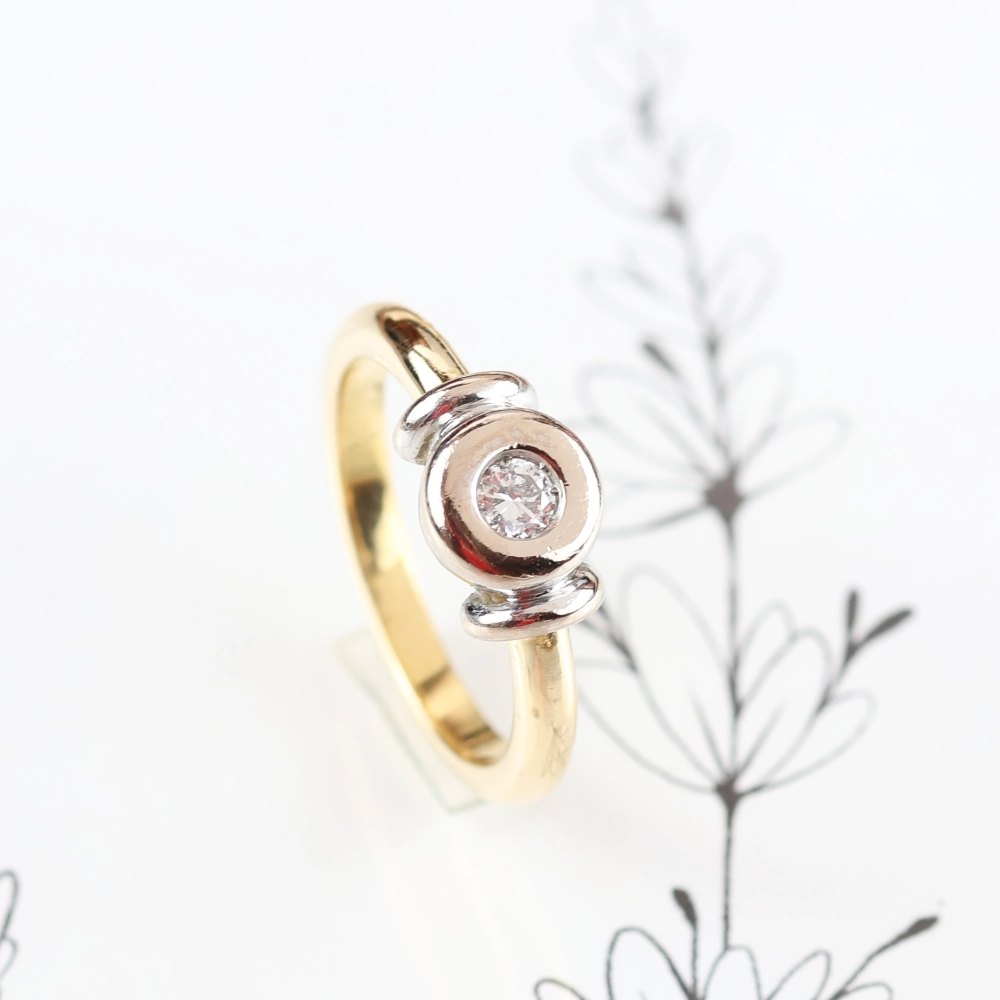 Anillo solitario bicolor de diamante en oro de 18K