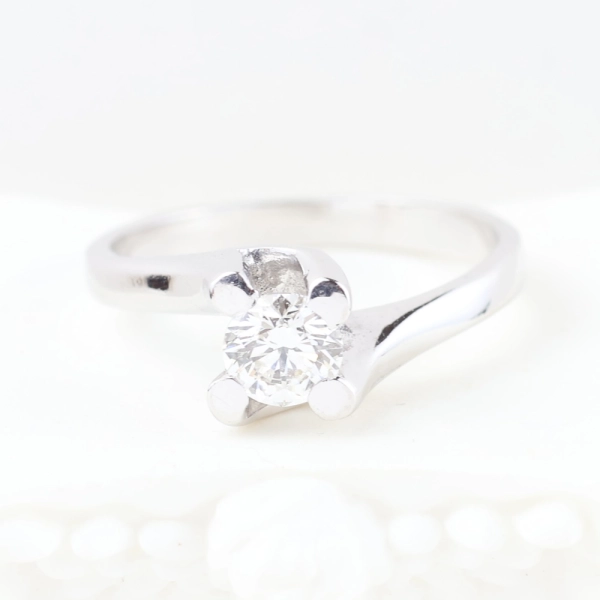 Anillo solitario de 4 garras en oro blanco 18K