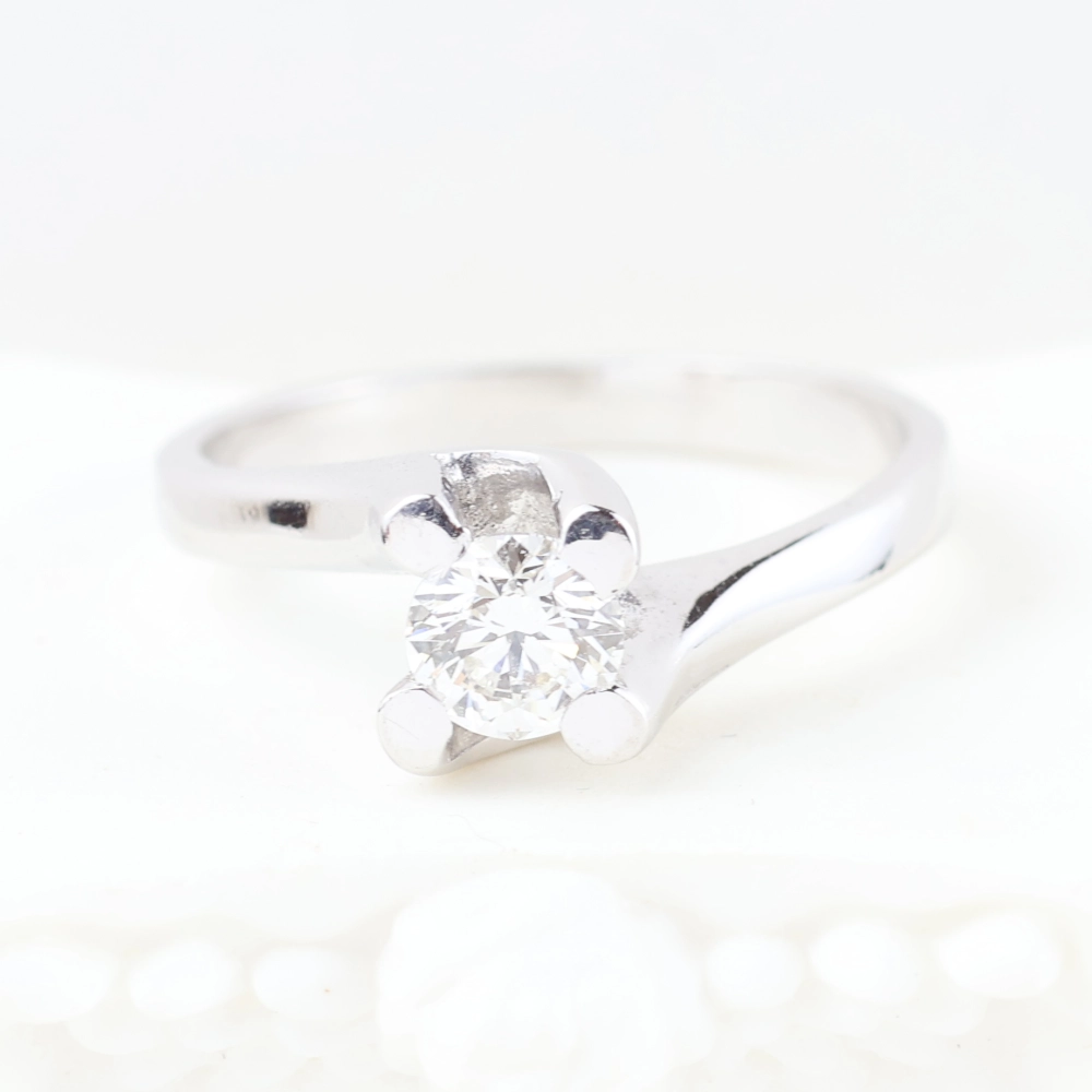 Anillo solitario de 4 garras en oro blanco 18K