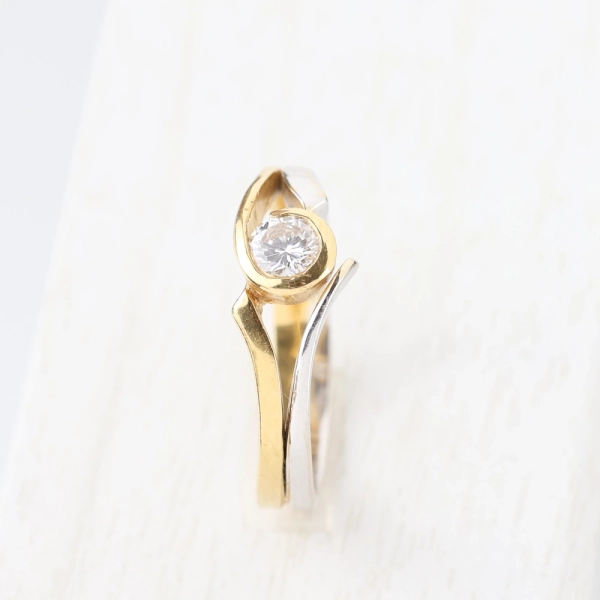 Anillo solitario de diamante bicolor en oro 18K