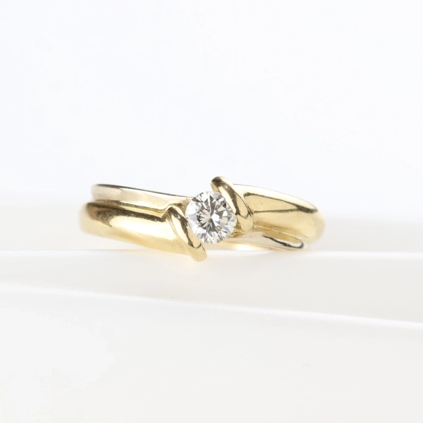 Anillo solitario de diamante en oro amarillo 18K