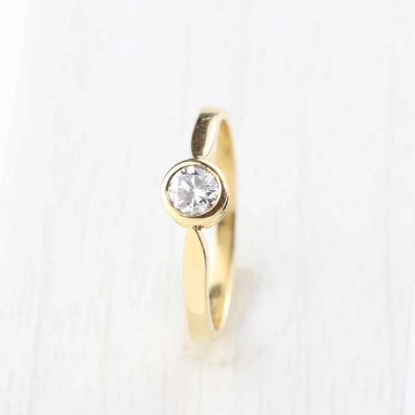 Anillo solitario de diamante en oro amarillo 18K