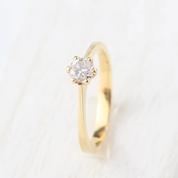 Anillo solitario de diamante en oro amarillo 18K