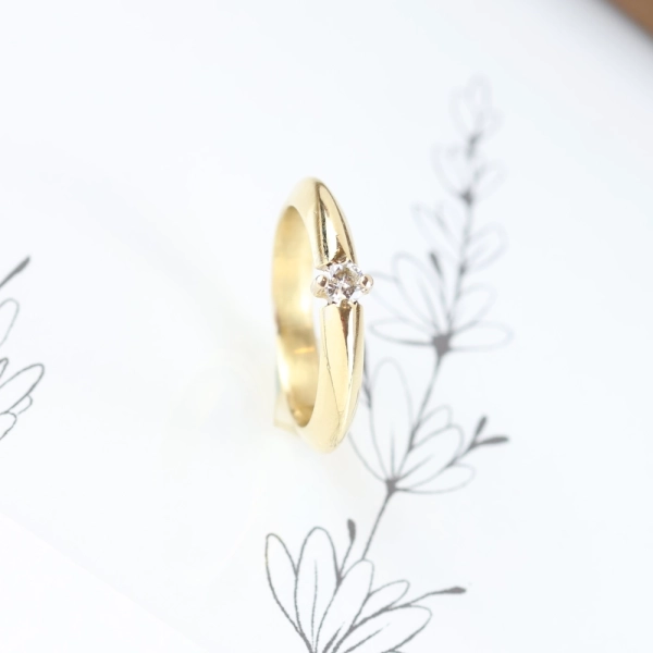 Anillo solitario de diamante en oro amarillo de 18K