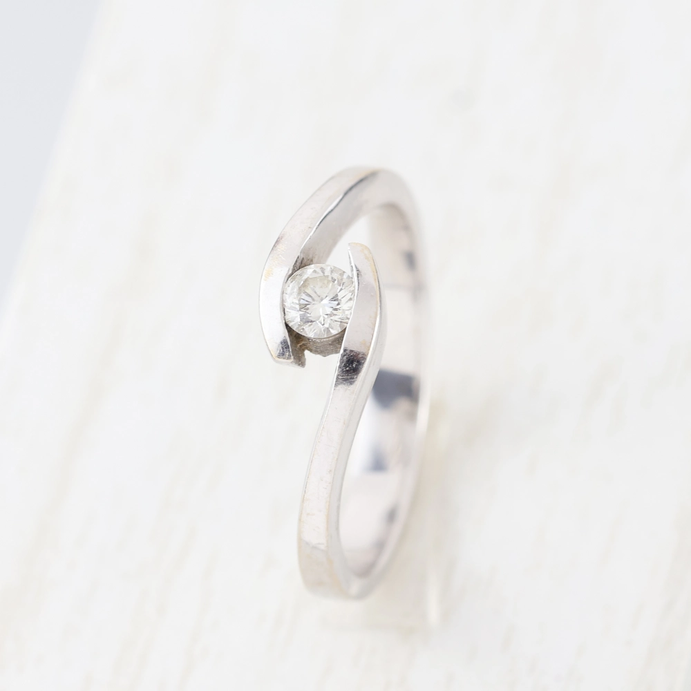 Anillo solitario de diamante en oro blanco 18K