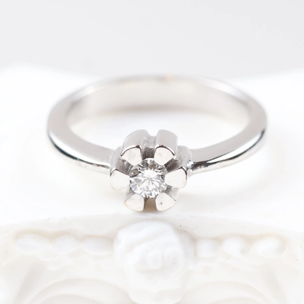 Anillo solitario de diamante en oro blanco 18K