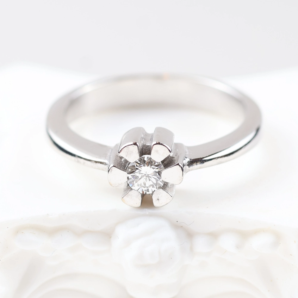 Anillo solitario de diamante en oro blanco 18K