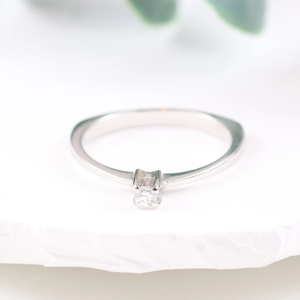 Anillo solitario de diamante en oro blanco de 18K