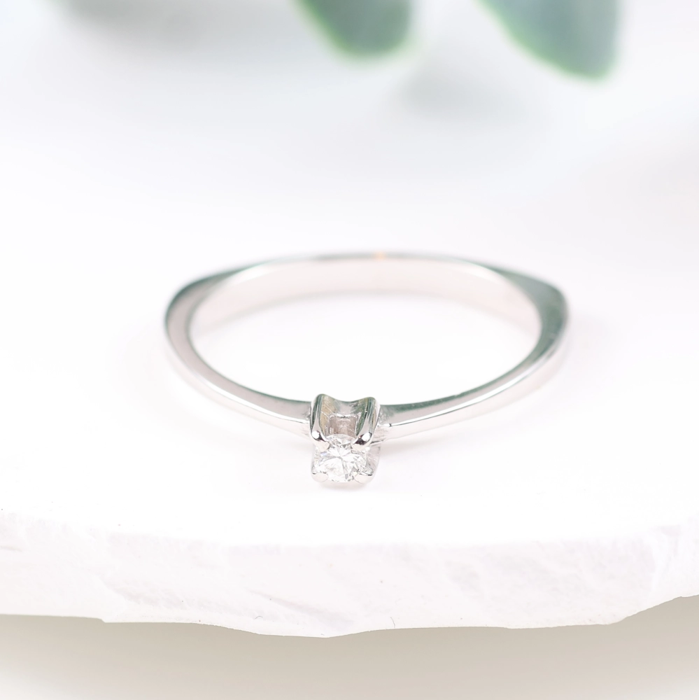 Anillo solitario de diamante en oro blanco de 18K