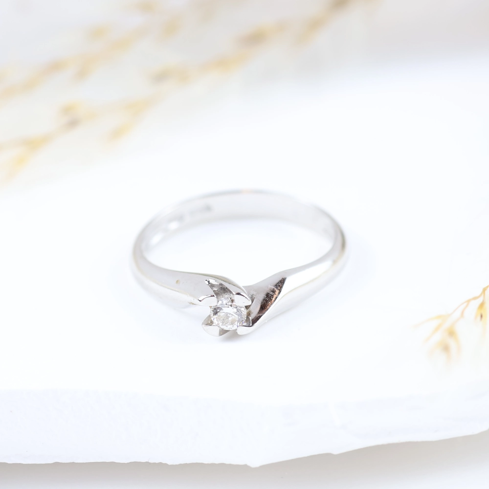 Anillo solitario de diamante en oro blanco de 18K