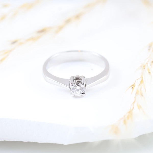 Anillo solitario de diamante en oro blanco de 18K