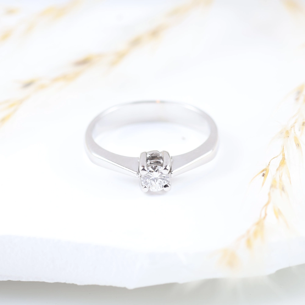 Anillo solitario de diamante en oro blanco de 18K