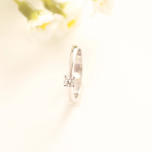 Anillo solitario de diamante talla brillante en oro blanco 18K – 0,22 ct