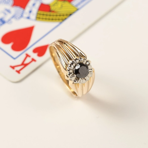 Anillo solitario de oro amarillo 18K con diamante negro talla brillante