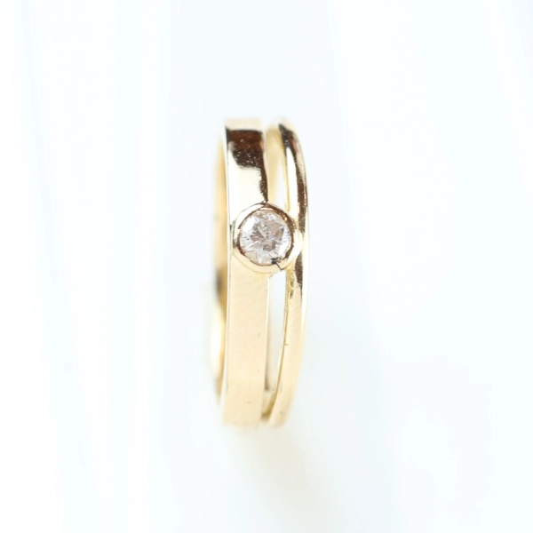 Anillo solitario de oro amarillo con diamante engastado a bisel