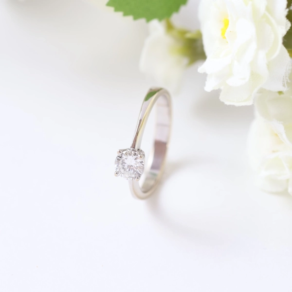 Anillo solitario de oro blanco 18K con diamante natural talla brillante