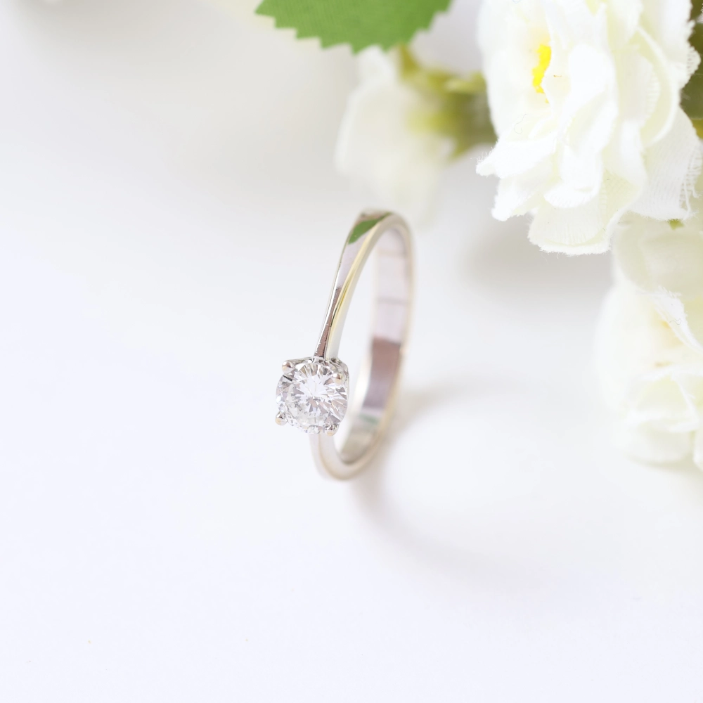 Anillo solitario de oro blanco 18K con diamante natural talla brillante