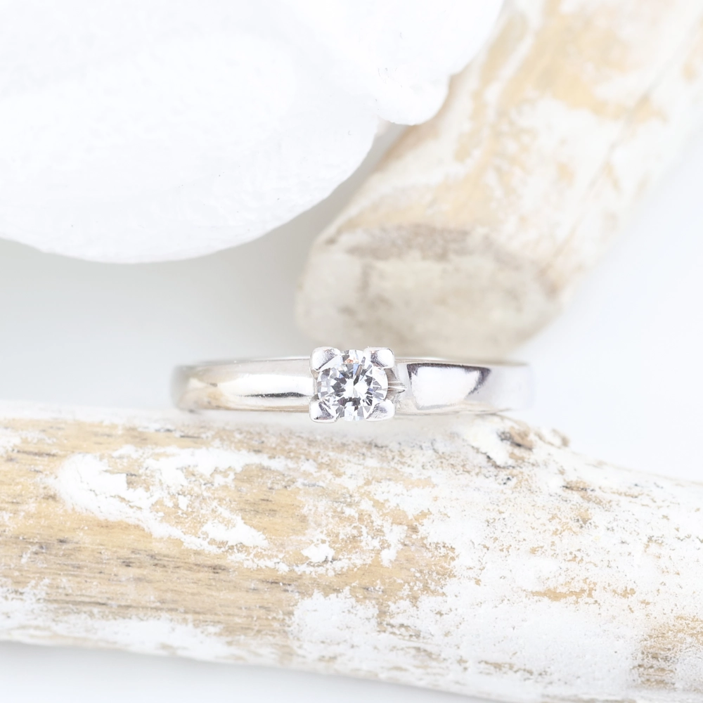Anillo solitario de oro blanco con diamante