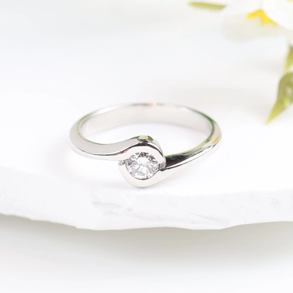 Anillo solitario de oro blanco con diamante de diseño envolvente