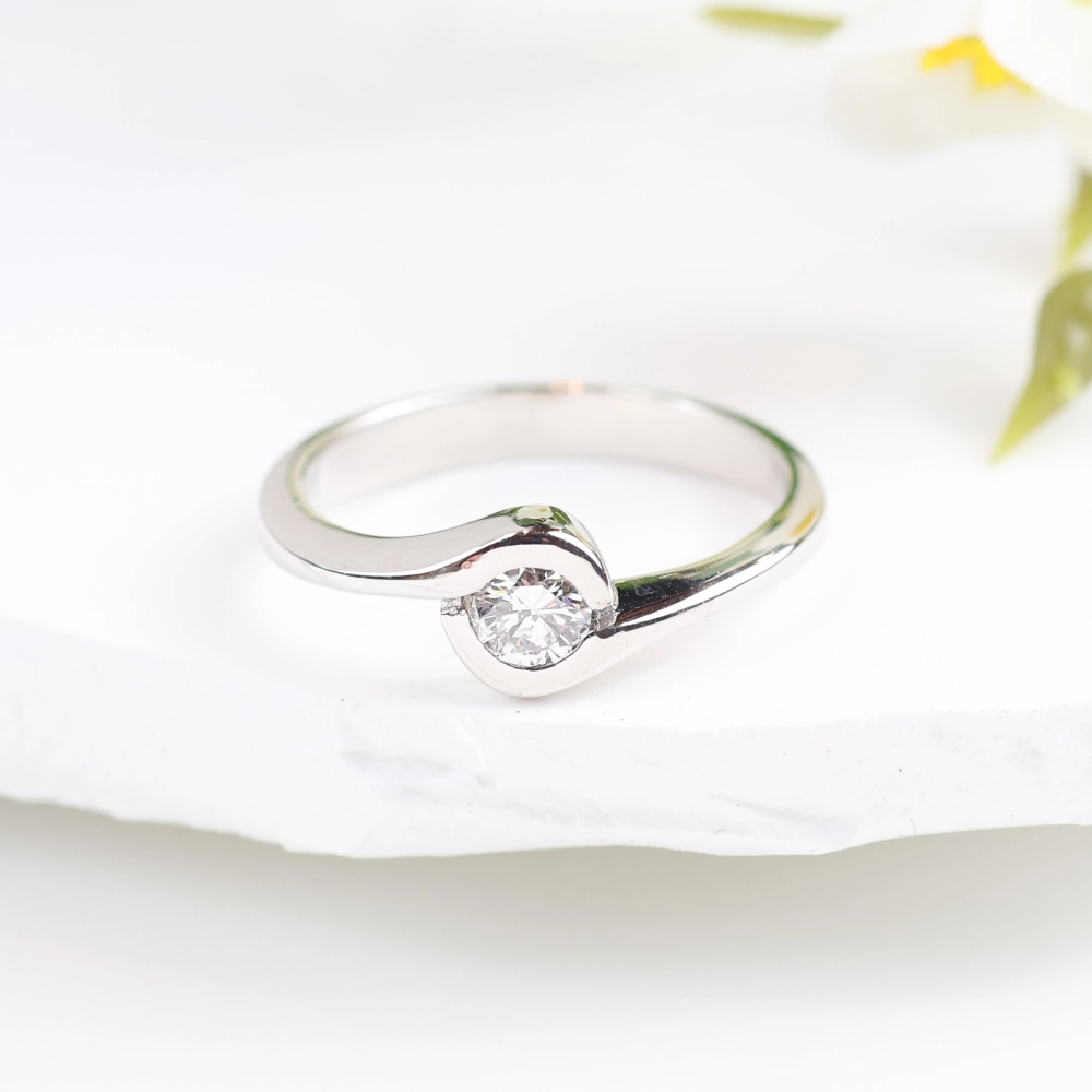Anillo solitario de oro blanco con diamante de diseño envolvente