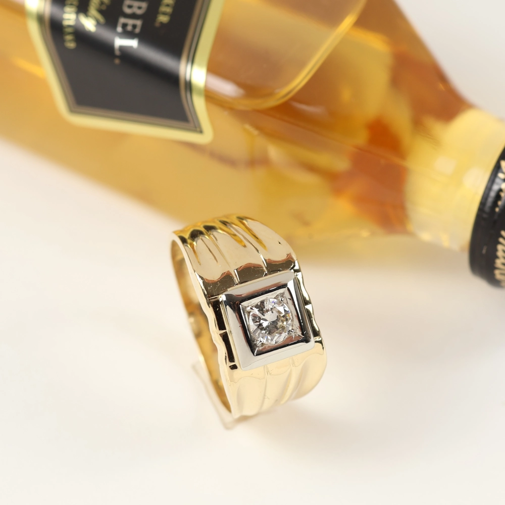 Anillo tipo sello oro amarillo 18K con diamante natural talla brillante