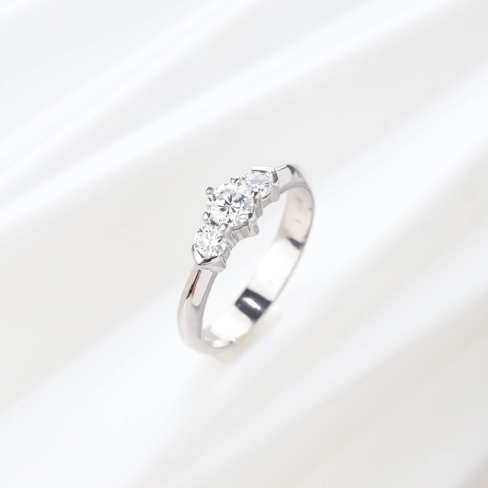 Anillo tresillo de diamantes en oro blanco 18K