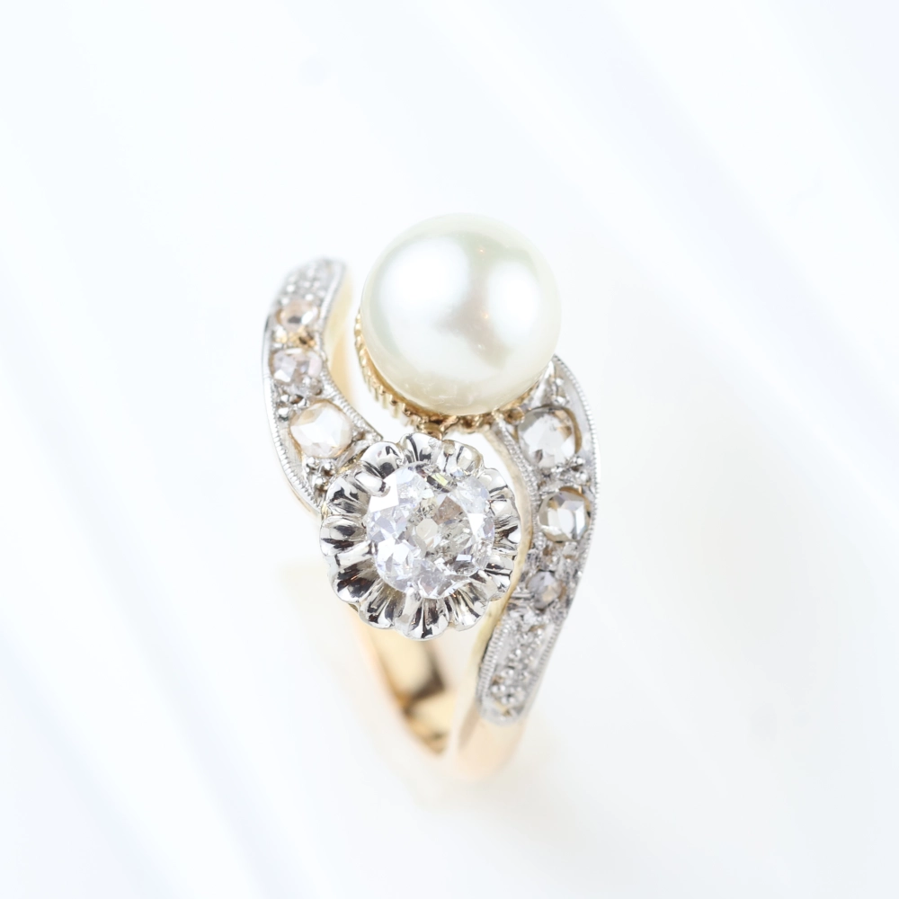 Anillo vintage con diamante talla antigua y perla natural en oro 18K