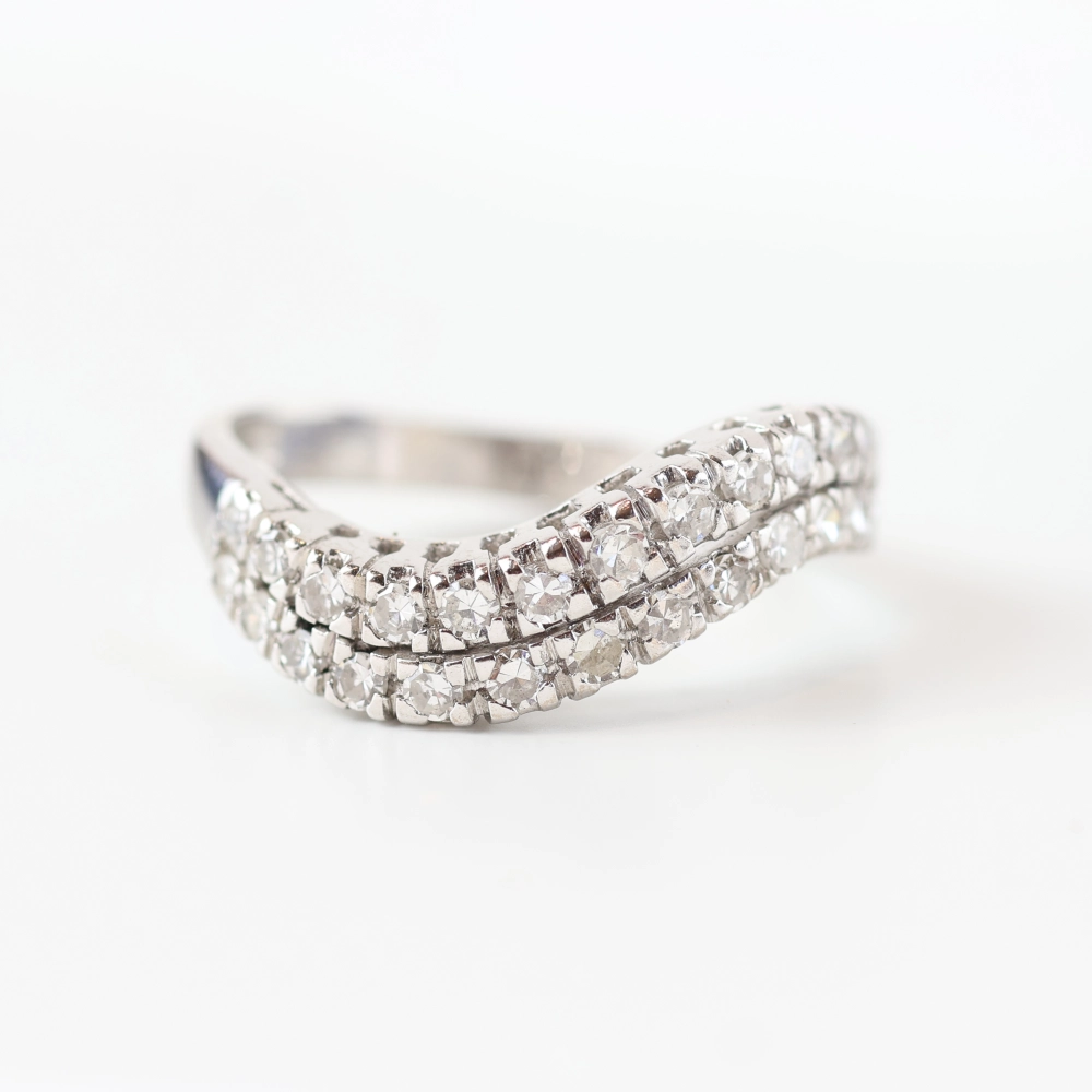 Anillo vintage de oro blanco 18K con diamantes talla brillante en doble carril