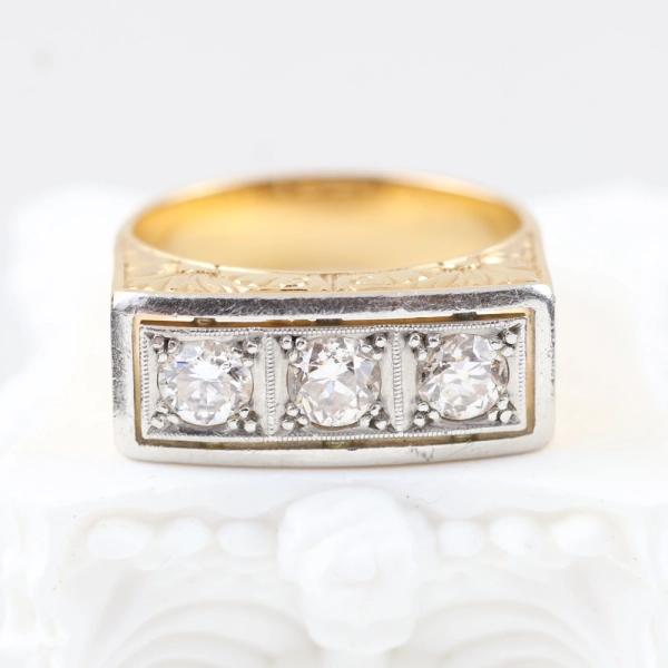 Anillo vintage tresillo de diamantes en oro amarillo y platino