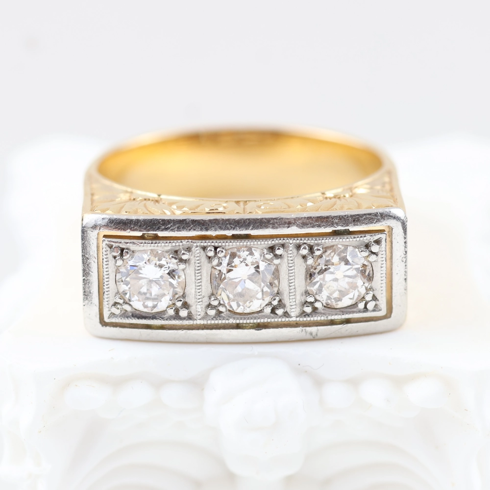 Anillo vintage tresillo de diamantes en oro amarillo y platino