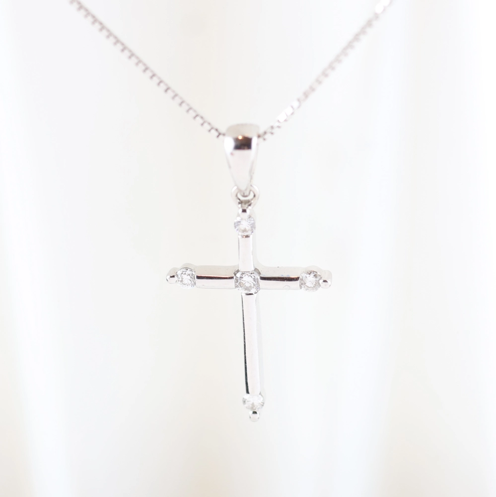 Cadena con colgante cruz con diamantes
